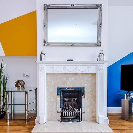 Newhall Road - 4 Bedroom Chester Home - Parking Wervin エクステリア 写真