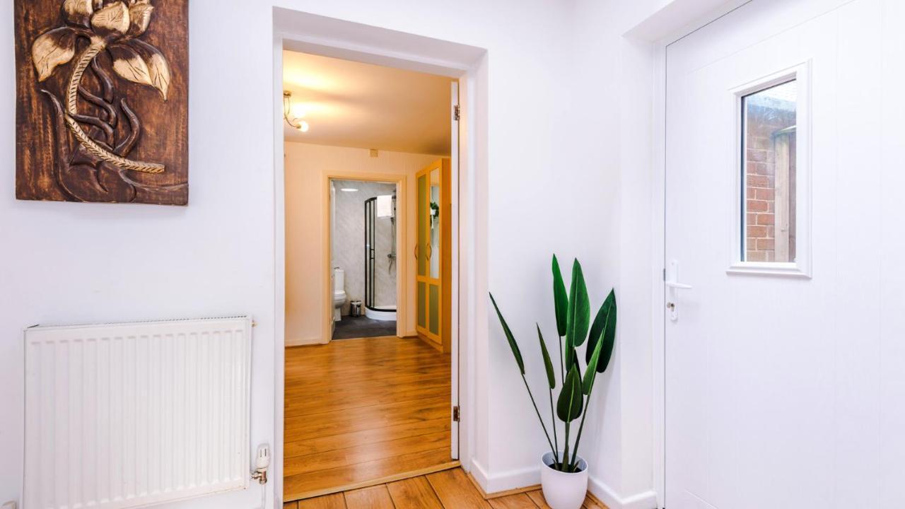 Newhall Road - 4 Bedroom Chester Home - Parking Wervin エクステリア 写真
