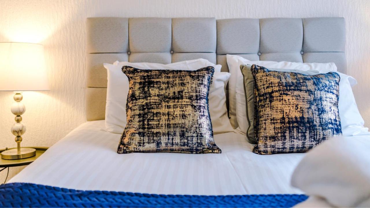 Newhall Road - 4 Bedroom Chester Home - Parking Wervin エクステリア 写真