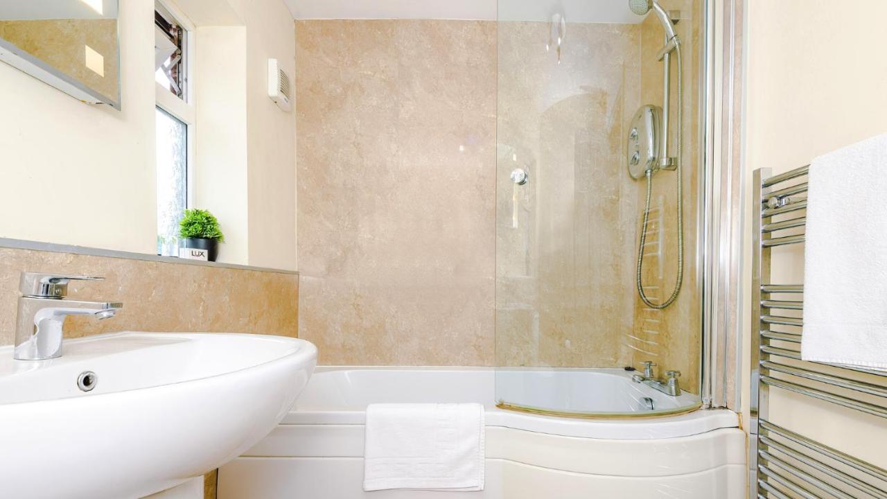 Newhall Road - 4 Bedroom Chester Home - Parking Wervin エクステリア 写真
