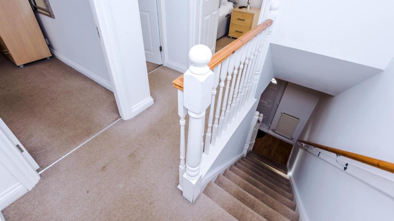 Newhall Road - 4 Bedroom Chester Home - Parking Wervin エクステリア 写真