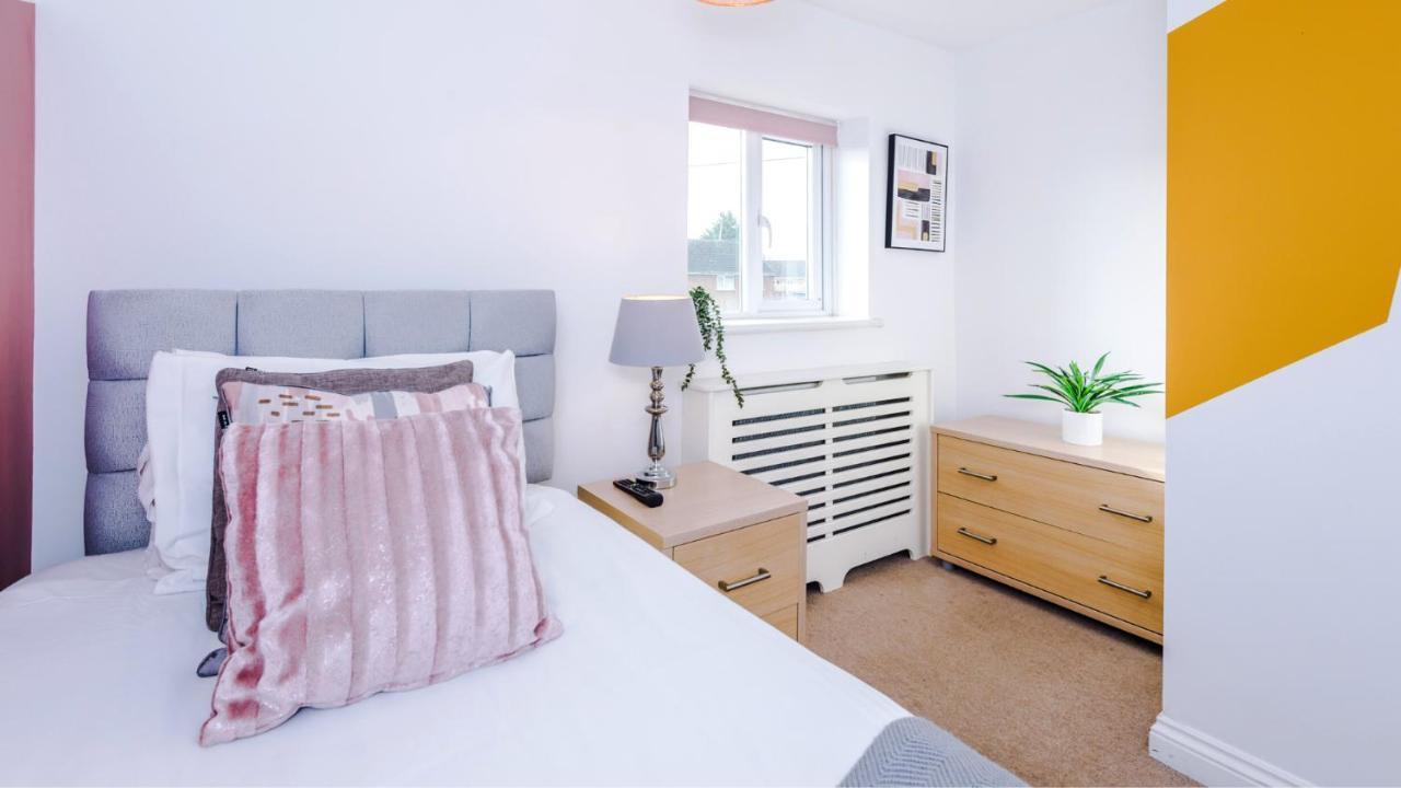 Newhall Road - 4 Bedroom Chester Home - Parking Wervin エクステリア 写真