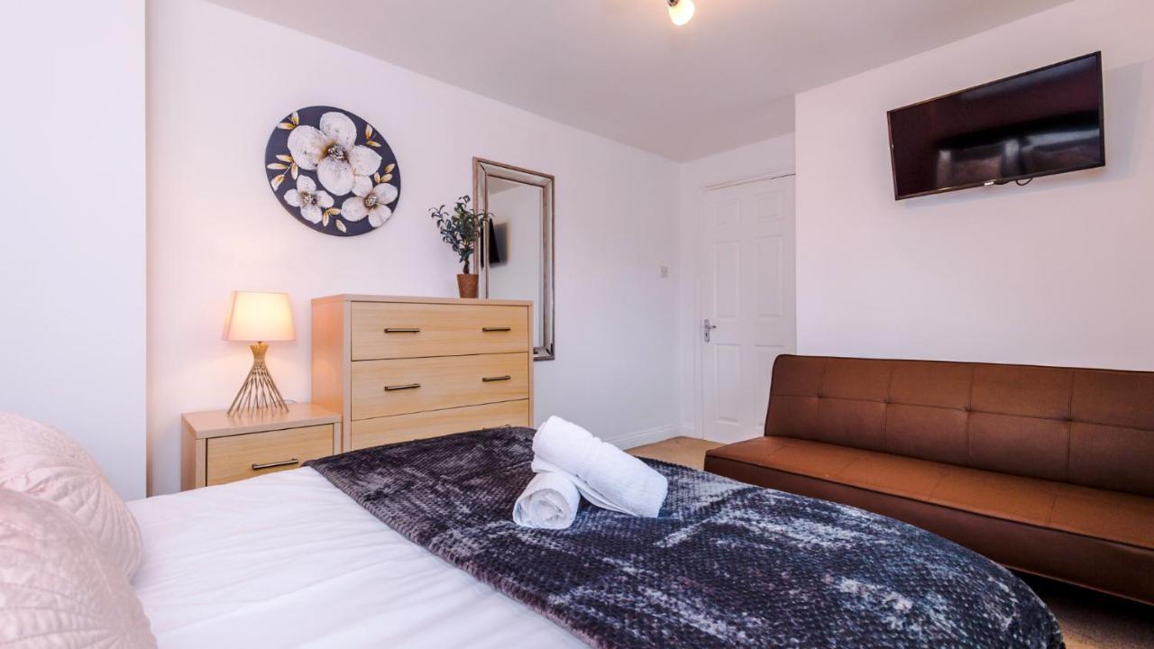 Newhall Road - 4 Bedroom Chester Home - Parking Wervin エクステリア 写真