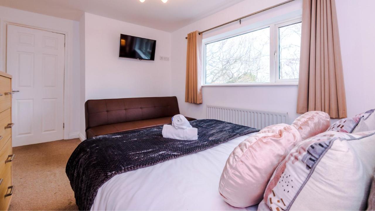 Newhall Road - 4 Bedroom Chester Home - Parking Wervin エクステリア 写真