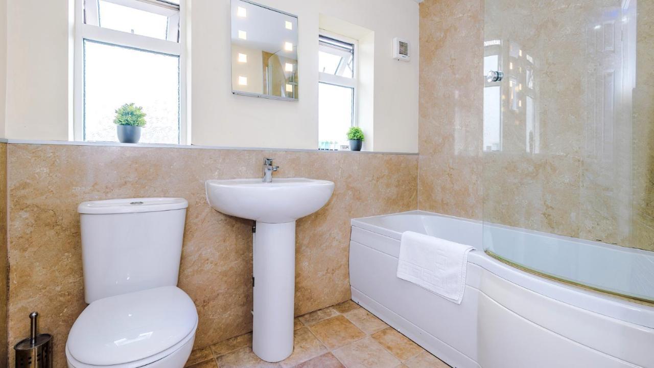 Newhall Road - 4 Bedroom Chester Home - Parking Wervin エクステリア 写真