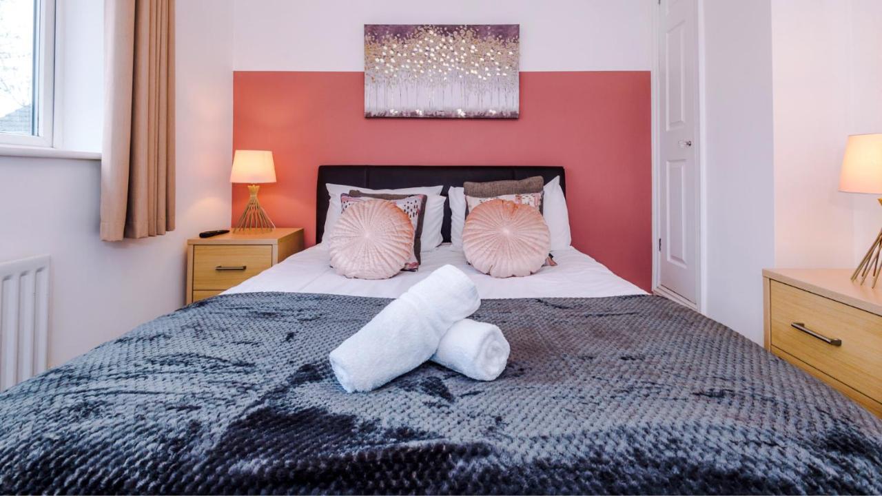 Newhall Road - 4 Bedroom Chester Home - Parking Wervin エクステリア 写真