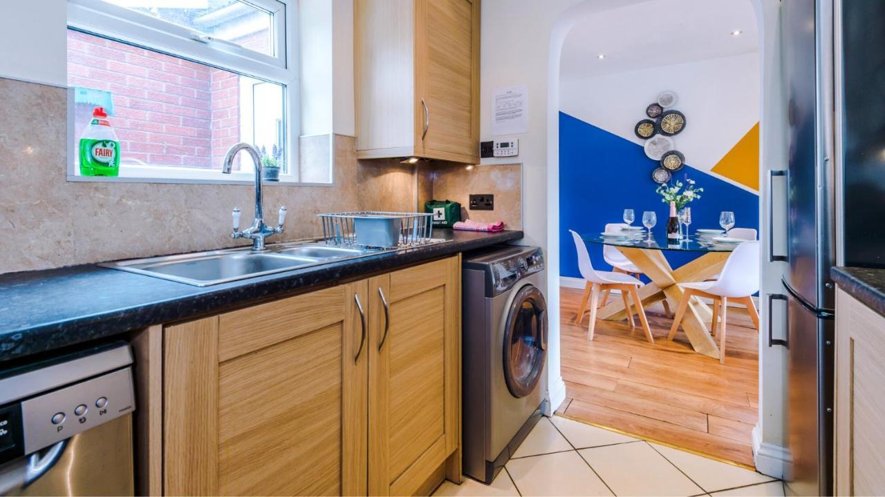 Newhall Road - 4 Bedroom Chester Home - Parking Wervin エクステリア 写真